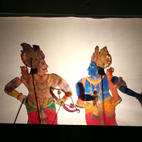 Une s<em>c</em>ène du Mahâbhârata ave<em>c</em> Krishna et Arjuna <em>c</em>réée par Gunduraju (Hassan, Karnataka, Inde), un maître de théâtre d’ombres, <em>togalu gombeyata</em>. Photo réproduite avec l'aimable autorisation de Atul Sinha