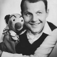American puppeteer Burr Tillstrom (1917-1985) and glove puppet Kukla. Photo: Maurice Seymour