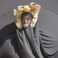 Adjibadjibanain, a character in <em>Le Tambour de l’union</em> (2012) by Compagnie Ivoire Marionnettes (Abatta, Abidjan, Côte d’Ivoire), conception, direction and design: Soro Badrissa, performer: Soro Badrissa. Photo courtesy of Soro Badrissa
