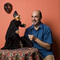 Indian puppeteer, puppet theatre and festival dire<em>c</em>tor, Dadi D. Pudumjee with rod puppet of a Parsee gentleman he made in 1976. Photo: Anay Maan
