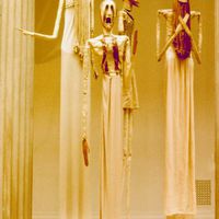 Puppets for <em>Oedipus Rex</em> (1931), built and operated by American puppeteer Remo Bufano (1894-1948), based on the “Opera-oratorio after Sophocles” by Igor Stravinsky, design: Robert Edmund Jones. Puppets, height: 3.0 m. First presented in Philadelphia with the Philadelphia Orchestra under Leopold Stokowski and later at the Metropolitan Opera House, New York. Collection: Detroit Institute of Arts. Photo: Alan Cook
