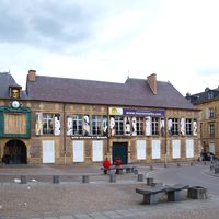 La École Nationale Supérieure des Arts de la Marionnette (ESNAM) en Charleville-Mézières (Ardenas, Francia) forma parte del Institut International de la Marionnette, una institución de investigación y formación, con un centro de documentación, una biblioteca y una mediateca especializadas, equipado con un teatro, todos ellos disponibles para el alumnado de la ESNAM