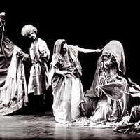 <em>Dhola Maru</em> (1982) par Sutradhar Puppet Theatre (New Delhi, Inde), mise en s<em>c</em>ène et <em>c</em>on<em>c</em>eption : Dadi D. Pudumjee, <em>c</em>onstru<em>c</em>tion de marionnettes : Dadi Pudumjee et les marionnettistes de Sutradhar. A<em>c</em>teurs sur la photo (de gau<em>c</em>he à droite) : Puran Bhatt, Seema Kapoor, Karen Smith. Marionnettes habitable. Photo réproduite avec l'aimable autorisation de Dadi Pudumjee