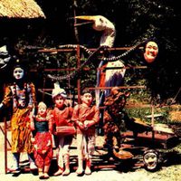 Marionnettes et masques de taille réelle du théâtre de marionnettes à fils traditionnelle, <em>laithibi jagoi</em>, de Manipur, en Inde. Photo réproduite avec l'aimable autorisation de Sampa Ghosh