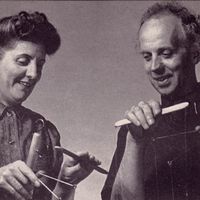Muriel et Waldo Lanchester des Lanchester Marionettes. Photo réproduite avec l'aimable autorisation de Collection : The National Puppetry Archive