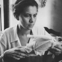 La joven titiritera italiana, Maria Signorelli (1908-1992, Roma, Italia) con uno de sus títeres. Collezione Maria Signorelli