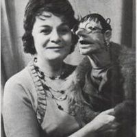 Marionnettiste russe Marta Tsifrinovitch (1924-2009) avec la marionnette de Venera Poustomelskaïa (dans les années 1970). Photo réproduite avec l'aimable autorisation de Archive : Rossiyskiy tsentr UNIMA (Centre UNIMA Russie, Moscou, Russie)