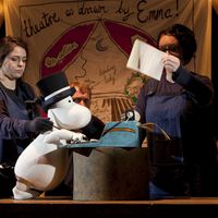 <em>Moominsummer Madness</em> (2014), por Polka Theatre. Títeres de mesa. Foto: Ludovic Des Cognets