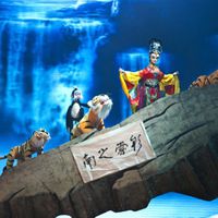 <em>Le mythe du papillon coloré</em> (彩蝶神话, 2012) par Sichuansheng Damuou Juyuan (Beiqiandao, district de Shunqing, Nanchong, province du Sichuan, République populaire de Chine), mise en scène : Yu Junhai, Tang Guoliang, scénographie et fabrication : Liu Ji, Xu Xueshu, Shu Shilin, Zhao Qing, marionnettistes : Hu Yinghua et les jeunes artistes de la compagnie. Marionnettes à tiges, hauteur: 1,8-2 m