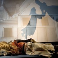 Little Match Girl (<em>La niña cerillera</em>), en <em>The Storyteller’s Shadow: A Celebration of Hans Christian Andersen</em> (2004), por Terrapin Puppet Theatre (Tasmania, Australia), puesta en escena y escenografía: Annie Forbes. Foto: Peter Mathew