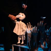 <em>Contes du temps qui passe</em> (year of creation: 1992 [GTQ]; recreation: 1993 [Théâtre de Sable]) by Théâtre de Sable (1993-2013), direction: Gérard Bibeau, scenography and puppet design: Josée Campanale, fabrication: Josée Campanale assisted by Réjean Bibeau. Puppet featured in the photo: L’enfant au lapin de lune [The Child with moon rabbit], height: 65 cm, wood, fibreglass, fabric. Collection: Musée de la civilisation, gift of Théâtre de Sable, 2012-821-42. Photo: Louise Leblanc