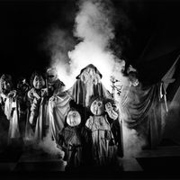 The March, scene from <em>Le <em>Seigneur des Anneaux</em></em> (1985) based on J.R.R. Tolkien’s The Lord of the Rings, produced in French by Théâtre Sans Fil (Quebec, Canada), direction: André Viens, design: Michel Demers, construction: Théâtre Sans Fil workshop. Photo: Luc Beaulieu
