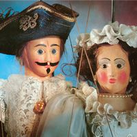 Characters in the play <em>Le Bossu</em>, after the cloak-and-dagger novel of Paul Féval, by Théâtre Royal de Toone (Brussels, Belgium). Puppet characters (from left to right): Henri de Lagardère and Blanche de Nevers. Rod marionettes. Photo: Nicolas Géal