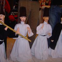 Deux derviches tourneurs et deux musiciens soufis, marionnettes à fils de Vural Arisoy. Photo réproduite avec l'aimable autorisation de UNIMA Turkey (UNIMA Turkiye)