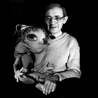 Vladimir Shtein (1940-2000), Russian puppet theatre director and educator, with puppet Buratino (1989). Photo courtesy of Archive of Marina Gribanova, director of Moskovskiy teatr detskoy knigi «Volshebnaya lampa» (Moscow, Russia)