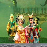 <em>La hada de la flor de jade</em> (琼花仙子, 1995) por Yangzhou Muou Jutuan (Instituto de Investigación de Títeres de Yangzhou, provincia de Jiangsu, República Popular China), puesta en escena: Jiao Feng, Fang Lin, concepción y fabricación: Dai Ronghua, Kuang Jiulong, titiriteros: Luo Yan (manipulación del personaje Flor de Jade), Liang Surong (manipulación del personaje Wuquan). Títeres de varillas, altura: 70-100 cm. Foto: Wu Jinhu