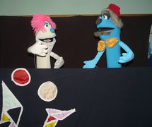 Marionnettes de style muppet par le théâtre de marionnettes, Coopérative Masrah Arous Wahran (<em>Or</em>an [en arabe : <em>Wahrān</em>], Algérie)