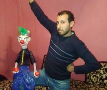 Un marionnettiste ave<em>c</em> une marionnette à fils du théâtre de marionnettes, Coopérative Masrah Arous Wahran (<em>Or</em>an [en arabe : <em>Wahrān</em>], Algérie)