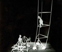 The first attempts, in Babel, <em>Formas e Transformações</em> (1992, 2002) by O Casulo – BonecObjeto (São Paulo, Brazil), dramaturgy and direction: Ana María Amaral, scenography, puppets and objects: Grupo O Casulo. Photo courtesy of Grupo O Casulo