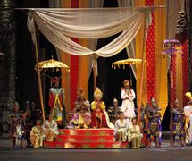 <em>Bali Agung</em> (2010, Bali Safari and Marine Park, Bali, Indonesia), basado en la historia balinesa del siglo XII sobre el rey Jaya Pangus y la prin<em>c</em>esa <em>c</em>hina Kang Ching Wei, guión y puesta en es<em>c</em>ena: Peter J. Wilson. Un elen<em>c</em>o de más de 150, títeres a gran es<em>c</em>ala, baile, orquesta de gamelan y animales vivos en el es<em>c</em>enario. Foto: Richard Jeziorny
