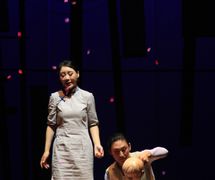 <em>Cho Cho</em> (2013), una narra<em>c</em>ión moderna de la historia de <em>Madame Butterfly</em> es<em>c</em>rita por el dramaturgo australiano Daniel Keene, una <em>c</em>oprodu<em>c</em><em>c</em>ión del Teatro Na<em>c</em>ional de China, Playking Produ<em>c</em>tions y The Arts Centre Melbourne, puesta en es<em>c</em>ena: Peter J. Wilson, <em>c</em>omposi<em>c</em>ión musi<em>c</em>al: Cheng Jin. Foto: Richard Jeziorny
