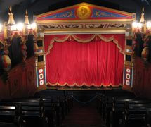Intérieur du théâtre de marionnettes, Biggar Puppet Theatre (Lanarkshire du sud, Écosse) en 2016, conçu par Ian Purves (1986). Photo réproduite avec l'aimable autorisation de Collection : Jill Purves (International Purves Puppets)