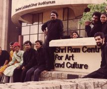 Le <em>c</em>asting du Sutradhar Puppet Theatre au Shri Ram Centre for Art and Culture (New Delhi, Inde). Marionnettistes sur la photo (de gau<em>c</em>he à droite) : Madhu Thapar, Vijay Shashtri, Nathuram Bhopa, Om Gossain, Anil Saxena, Jagdish Bhatt, Pushpa, Puran Bhatt, Sushma Pandit, Karen Smith, Dadi Pudumjee (1982)