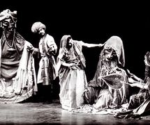 <em>Dhola Maru</em> (1982) por Sutradhar Puppet Theatre (Nueva Delhi, India), puesta en es<em>c</em>ena y <em>c</em>on<em>c</em>ep<em>c</em>ión: Dadi D. Pudumjee, <em>c</em>onstru<em>c</em><em>c</em>ión de títeres: Dadi Pudumjee y titiriteros de Sutradhar. A<em>c</em>tores en la foto (de izquierda a dere<em>c</em>ha): Puran Bhatt, Seema Kapoor, Karen Smith. Títeres habitable. Fotografía cortesía de Dadi Pudumjee