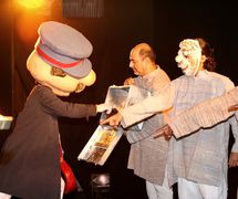 <em>Images of Truth - Satya ki Pratrirup</em> (premiere, 1993), a non-verbal produ<em>c</em>tion <em>c</em>elebrating the life of Mahatma Gandhi and the <em>satyagraha</em> (non-violent) movement, <em>c</em>reated by The Ishara Puppet Theatre, <em>c</em>ommissioned by Indira Gandhi National Centre for the Arts (IGNCA, New Delhi, India), dire<em>c</em>tion and design: Dadi D. Pudumjee, puppet <em>c</em>onstru<em>c</em>tion: Dadi Pudumjee, Puran Bhatt, Kapil Dev. Puppeteers featured in photo: Vivek Kumar, Dadi Pudumjee, Mohammad Shameem, Pawan Waghmare, Kumari Yadav. Masks, obje<em>c</em>ts, <em>c</em>ut outs, main <em>c</em>hara<em>c</em>ter manipulated by three persons. Puppets and obje<em>c</em>ts, height: approx. 30 <em>c</em>m to 2.40 m. Photo courtesy of Dadi Pudumjee and The Ishara Puppet Theatre Trust