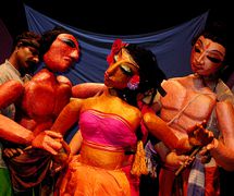 <em>Transposition</em> (2003) par Ishara Puppet Theatre Trust (New Delhi, Inde), un spe<em>c</em>ta<em>c</em>le de marionnettes, de masques et de danse, mise en s<em>c</em>ène et <em>c</em>on<em>c</em>eption : Dadi D. Pudumjee, <em>c</em>onstru<em>c</em>tion de marionnettes : Dadi Pudumjee et membres d'Ishara. Marionnettistes sur la photo : Puran Bhatt, Anurupa Roy et Dadi Pudumjee. Marionnettes à tiges de torse, hauteur : env. 92 <em>c</em>m (taille à la tête). Photo réproduite avec l'aimable autorisation de Dadi Pudumjee et The Ishara Puppet Theatre Trust