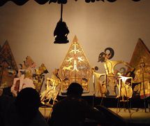 Javanese <em>dalang</em>. <em>Surakarta</em> style of <em><em>wayang</em> kulit purwa</em> shadow theatre. Photo: Karen Smith