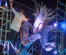 Colossus, dans <em>Colossus Awakes</em> (2014) par Emergency Exit Arts (Londres, Royaume-Uni), mise en scène : Deb Mullins. Marionnette géante, hauteur : 5 m. Marionnettes, spectacle de lumière, théâtre de rue, pyrotechnie. Photo réproduite avec l'aimable autorisation de Emergency Exit Arts