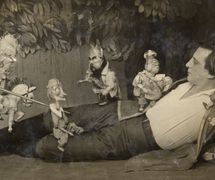 <em>Gulliver v strane lilliputov</em> (Gulliver au pays de Lilliput, 1928), d'après le roman de Jonathan Swift, par Teatr Petrushki (Leningrad, URSS), mise en scène : Evgueni Demmeni, scénographie : Nikolaï Kochergin. Photo (1936) avec l'acteur Mikhaïl Drozzhin en Gulliver. Photo réproduite avec l'aimable autorisation de Archive : Teatr marionetok imeni E.S. Demmeni (Saint-Pétersbourg, Russie)