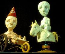 Piezas de ajedrez, en “Dolly’s Death Cabinet”, de la trilogía <em>My Pig Speaks Latin</em> (1988), por Faulty Optic (Londres, Reino Unido), concepción, puesta en escena, escenografía: Liz Walker y Gavin Glover. Foto: Gavin Glover