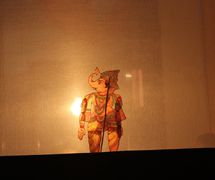 Ganesh, l'invo<em>c</em>ation et la prière au début d'un spe<em>c</em>ta<em>c</em>le de <em>togalu gombeyata</em>, théâtre d'ombres traditionnel du Karnataka, en Inde. Photo réproduite avec l'aimable autorisation de Atul Sinha