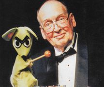 George Latshaw (1923-2006), marionnettiste, constructeur de marionnettes et auteur américain, avec une marionnette à gaine de chien. Couverture du <em>Puppetry Journal</em> (hiver 2006). Photo: Richard Termine