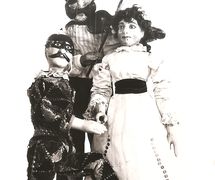 Une séle<em>c</em>tion de marionnettes à fils par la <em>c</em>ompagnie de marionnettes itinérante britanique Tiller Clowes Marionettes (se<em>c</em>onde moitié du XIXe siè<em>c</em>le). Colle<em>c</em>tion : The National Puppetry Ar<em>c</em>hive