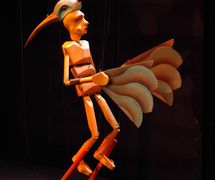 Birdman, dans <em>The Seed Carriers</em> (1995) par Animata de Stephen Mottram (Oxford, Royaume-Uni), mise en s<em>c</em>ène : Melanie Thompson, <em>c</em>on<em>c</em>eption et fabri<em>c</em>ation : Stephen Mottram. Marionnette à fils, hauteur : 50 <em>c</em>m