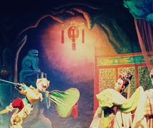 <em>Le Roi des singes et le ventilateur en feuilles de bananier</em> (孙悟空三调芭蕉扇, 1957) par Guangdongsheng Muou Jutuan (Haizhuqu, Guangzhou, province du Guangdong, République populaire de Chine), mise en scène : Lin Kun, scénographie et fabrication : Ma Boming, Ye Shouchun, marionnettistes : Sha Hanqiang, Huang Fuzhou, Cui Keqin, He Weichao. Marionnettes à tiges, hauteur : 70-100 cm. Photo réproduite avec l'aimable autorisation de Guangdongsheng Muou Jutuan