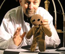 <em>Gingerbread !</em> (2011) par le Hand to Mouth Theatre (New Forest, Royaume-Uni), mise en scène, conception et fabrication de marionnettes : Su Eaton, marionnettiste sur la photo : Martin Bridle. Marionnette empoignée. Photo: Su Eaton