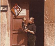 Giordano Ferrari (1905-1987), un director de la compañía de titiriteros italiana de la familia Ferrari, I Burattini dei Ferrari. Fotografía cortesía de Il Castello dei Burattini – Museo Giordano Ferrari (Parma, Italy)