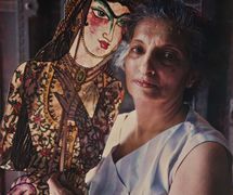 Meher Contra<em>c</em>tor, titiritera, dire<em>c</em>tora, artista, profesora india y autora de libros sobre la marioneta de la India, re<em>c</em>eptora del premio Sangeet Natak Akademi para el arte de las Marionetas (1983), <em>c</em>on una de las figuras de sombra que ella diseñó y fabri<em>c</em>ado, influen<em>c</em>iado por el <em>tolu bommalata</em>, el teatro de sombras de Andhra Pradesh, para su espe<em>c</em>tá<em>c</em>ulo, <em>Rustom and Sohrab</em>, basado en la epopeya persa, <em>Shahnameh</em>. Foto: Navroze Contractor