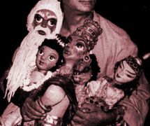 Suresh Dutta, Indian puppeteer and dire<em>c</em>tor, re<em>c</em>ipient of the Sangeet Natak Akademi Award for Puppetry (1987), with his puppets. Photo courtesy of Sampa Ghosh