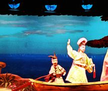 <em>El Arco iris de cinco millas</em> (五里长虹, 1999) por Jinjiangshi Zhangzhong Muoutuan (Instituto para la Preservación de Títeres de guante de Jinjiang, Jinjiang, provincia de Fujian, República Popular China), puesta en escena: Zhuang Changjiang, escenografía y fabricación: Wang Yixiong, titiriteros: Zeng Hongze, Yan Sharong, Zeng Jinliang. Títeres de guante