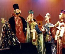 Tales from the Land of the <em><em>Fire</em>bird</em> (1989) par le Cannon Hill Puppet Theatre (Birmingham, Royaume-Uni), mise en scène : Simon Painter, conception et fabrication : John M. Blundall. Marionnettes à tiges. Photo: John M. Blundall