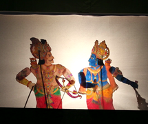 Une s<em>c</em>ène du Mahâbhârata ave<em>c</em> Krishna et Arjuna <em>c</em>réée par Gunduraju (Hassan, Karnataka, Inde), un maître de théâtre d’ombres, <em>togalu gombeyata</em>. Photo réproduite avec l'aimable autorisation de Atul Sinha