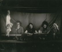 Les trois fondateurs de La Fanfarra : (de gauche à droite) Toni Rumbau, Mariona Masgrau et Eugenio Navarro, préparant le premier spectacle de la compagnie, Malic a Babilonia, novembre 1976. Photo: Eugenio Navarro Llabrés