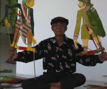 Un noble javanais de Yogyakarta du XVIIe siècle et un colonialiste néerlandais, marionnettes d'ombres  <em>wayang</em> Sultan Agung, créées par le <em>dalang</em> Ledjar Subroto (Java central, Indonésie). Photo: Karen Smith