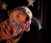Le tigre, dans <em>The Paper Dolls</em> (2015) par le Little Angel Theatre (Londres, Royaume-Uni), mise en scène : Peter Glanville, conception et fabrication: Lyndie Wright. Marionnette à tiges, hauteur : 30 cm. Photo: Ellie Kurttz