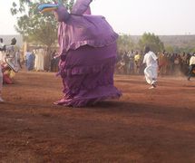 <em>Mali-kònò</em> (Oiseau du Mali, représente <em>banikònò</em> la cigogne), une marionnette habitable, de la classe de marionnettes appelée <em>sogo</em>, Sokonafing, Bamako, Mali. La marionnette symbolise l’indépendance du Mali. Photo: Mamadou Samaké